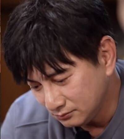 吳奇隆少年時期家中欠下巨額債務，只好出門擺地攤。（翻攝自微博）