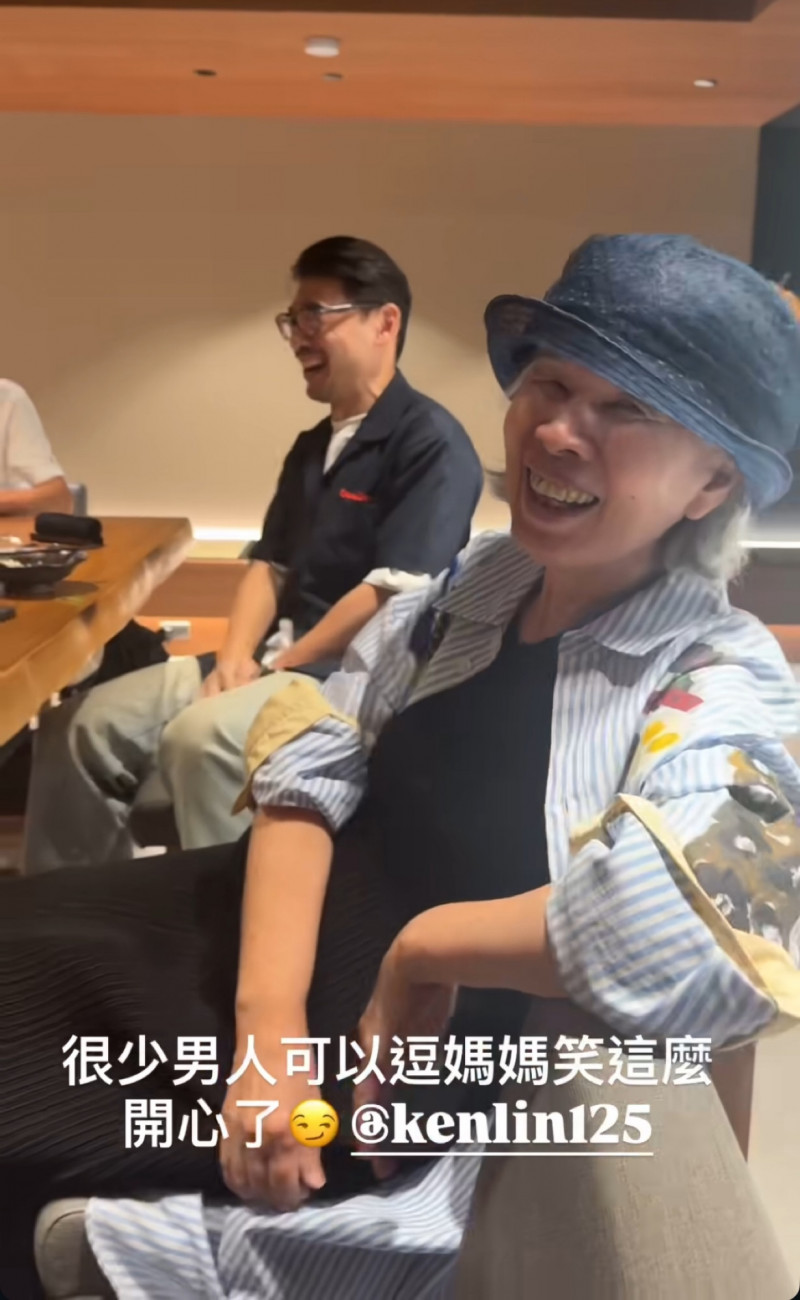 周董媽媽（右）被阿Ken逗得好開心。（翻攝自IG）