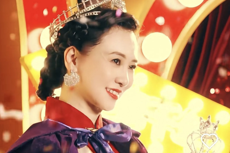 「最美亞姐」翁虹再現奪冠旗袍 驚爆百萬后冠只是玻璃