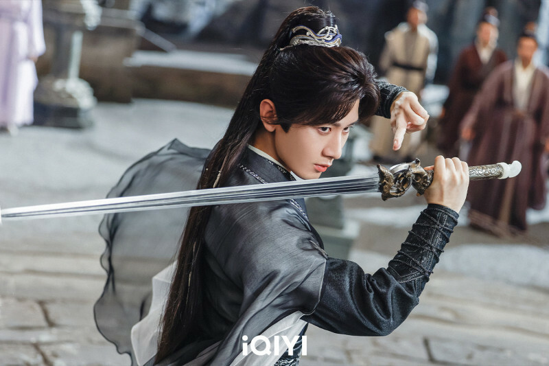 「手握劇本、腳穿洞洞鞋」畫面穿幫 《赴山海》掀負評男主惹怒觀眾