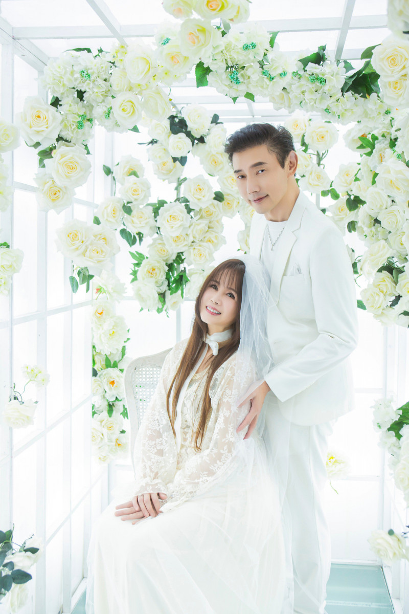包偉銘與劉依純拍攝婚紗。（翰森娛樂提供）