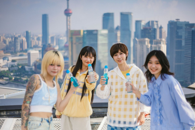 魏嘉瑩把眼淚當汽水 酷暑中金龜車「拋錨」好慘