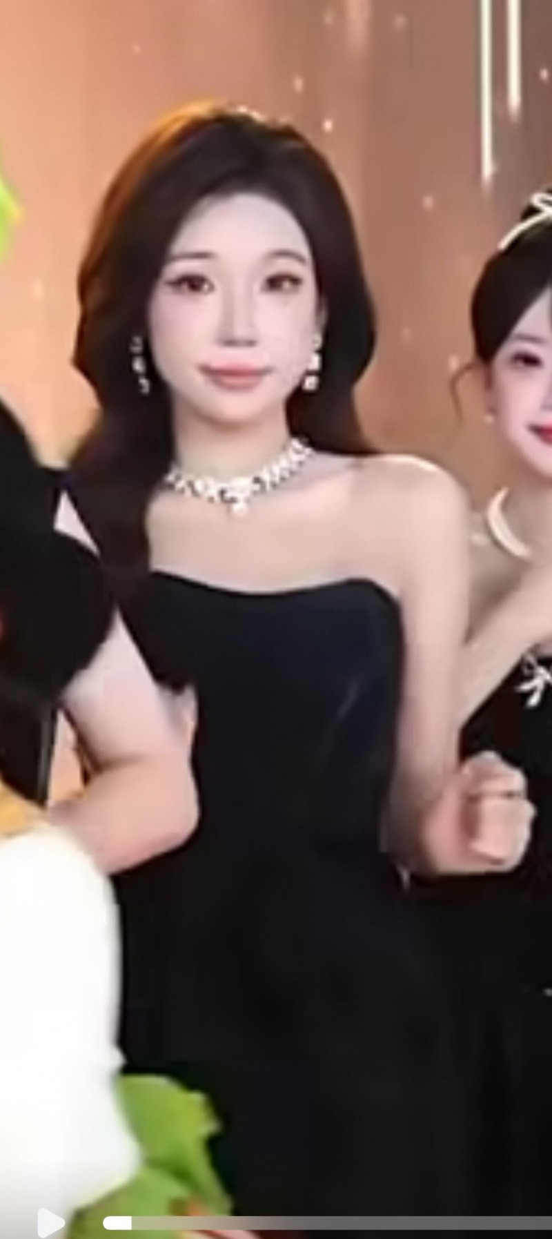 楓葉姊姊在團播時，濾鏡突然消失，「無特效真面目」意外曝光。（翻攝自網路）