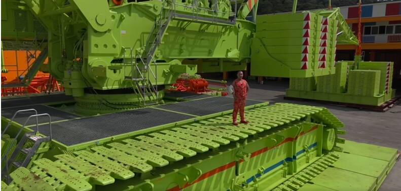 胡漢龑站在吊車上眺望自己的吊車王國。（翻攝自臉書）