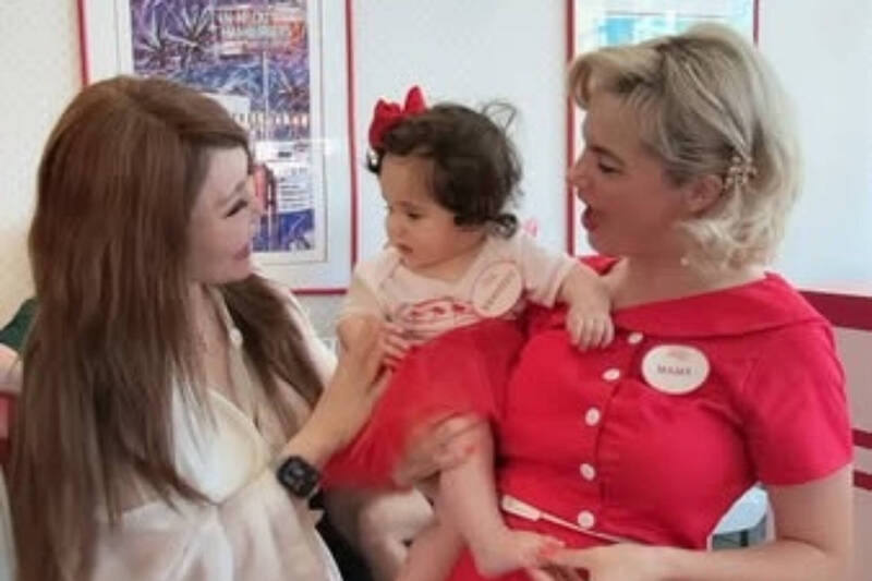 張雅琴洛城手拎村上隆櫻桃包 暗藏母子溫情