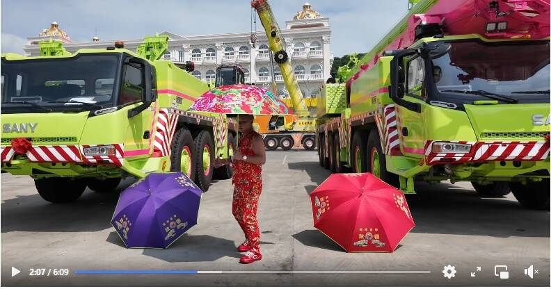 胡漢龑以及新購入的兩輛履帶吊車。（翻攝自臉書）