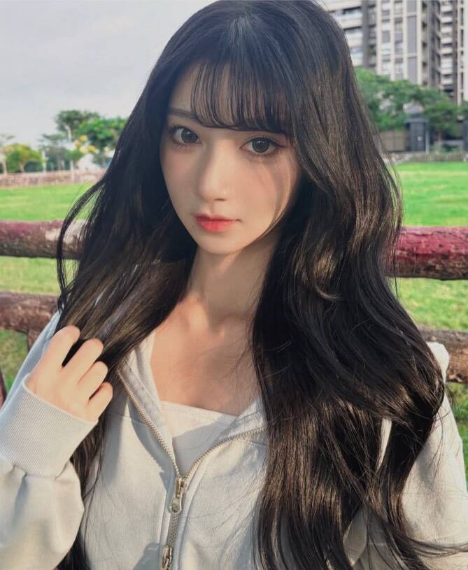 一粒因重新染回黑髮造成粉絲間的轟動。（翻攝自IG）