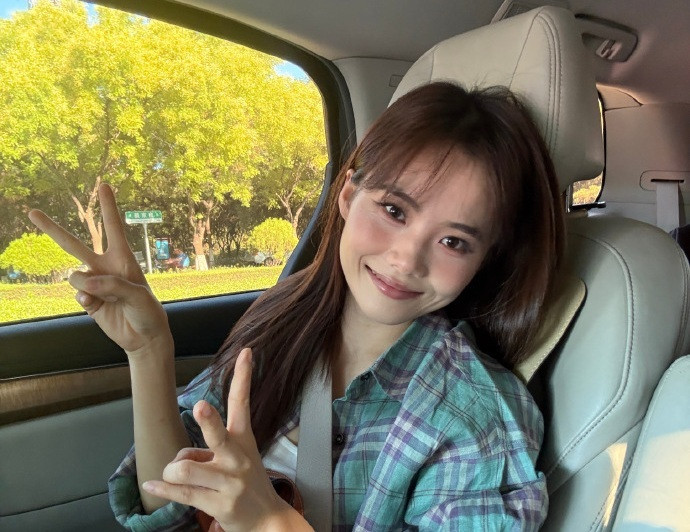 927萬粉女歌手「拒當完美女神」 舉手秀腋毛...認了「臉有凹陷」