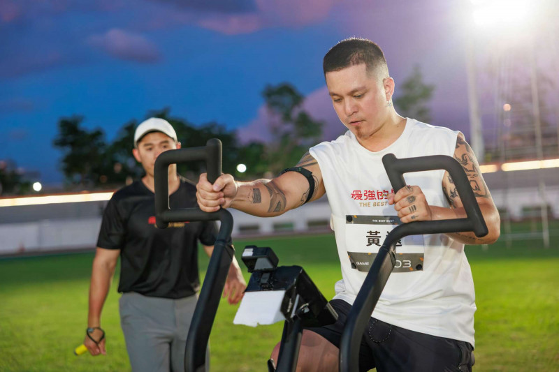 黃遠在男單同場較勁，心率狂飆，現場情況危急。（好看娛樂提供）