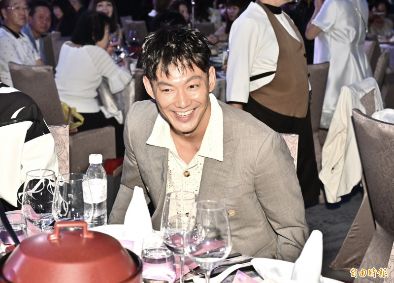 威廉捲閃兵停工首露面 連說拍謝「快步閃避」近況曝光