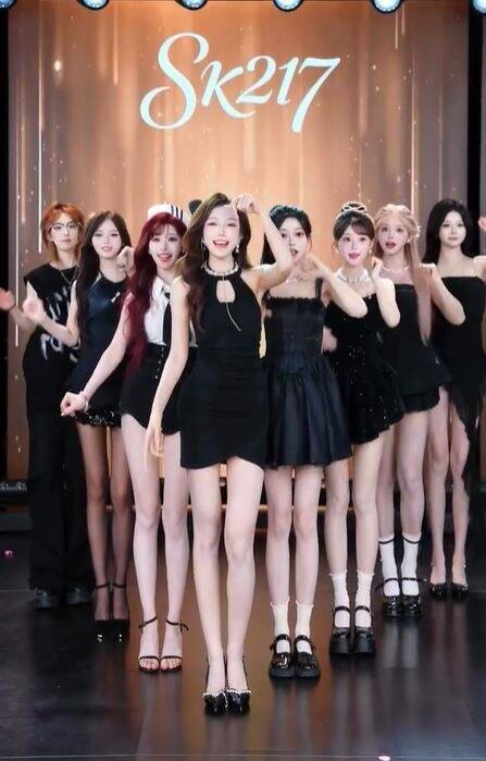 中國抖音突然流行起「團體直播」，直播女團「SK月亮湖217」也因此爆紅。（翻攝自抖音）
