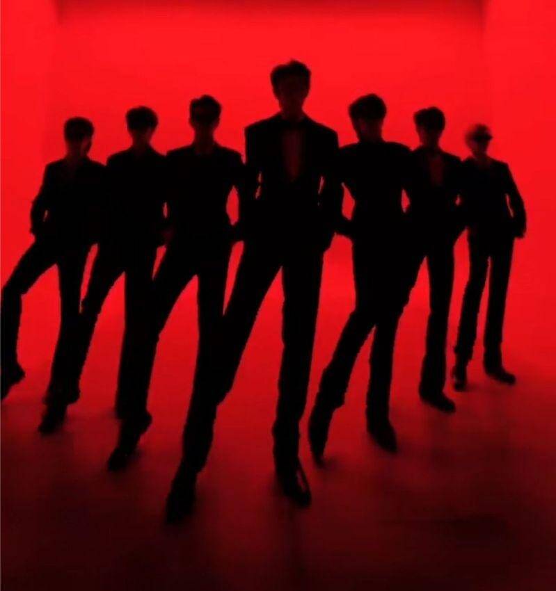 除了有女團大跳上車舞，抖音也有男團跳掃腿舞。（翻攝自抖音）