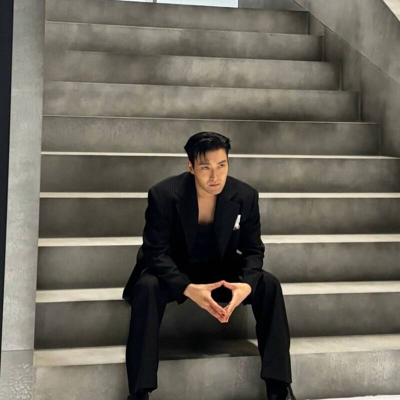 始源因悼念美國右派青年領袖查理柯克，被黑粉惡嗆退出Super Junio。（翻攝自IG）