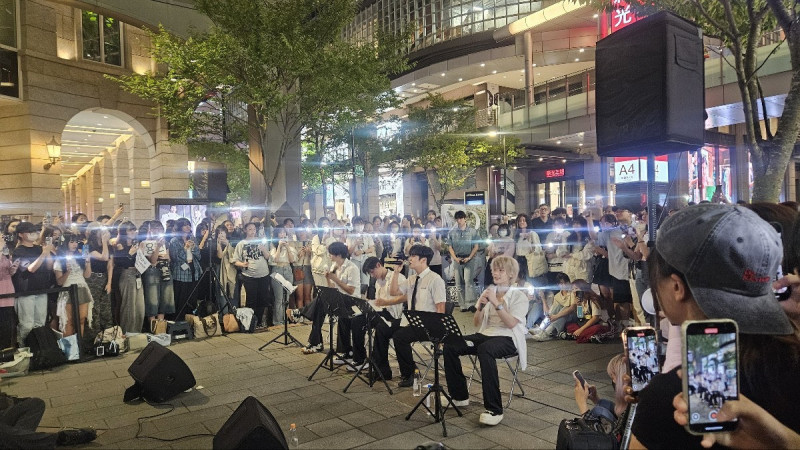 (獨家直擊)韓團XD信義區街頭公演!感動台粉變多:想站更大舞台
