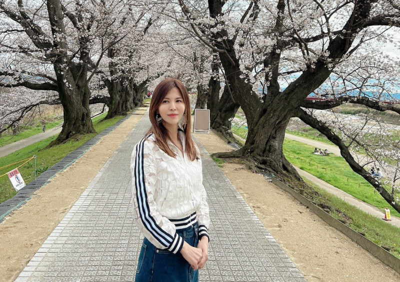 王百瑜熱愛旅遊，到關西賞櫻。（伊林娛樂提供）