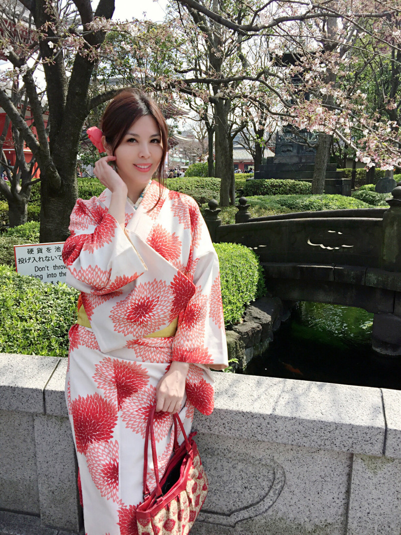 王百瑜在東京淺草寺體驗和服。（伊林娛樂提供）