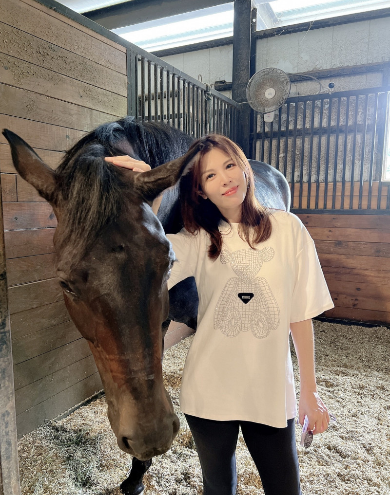 王百瑜雖不會騎馬，也與朋友到馬場玩。（伊林娛樂提供）
