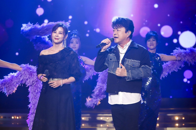 方馨（左）、翁立友登《冰冰Show》。（民視提供）