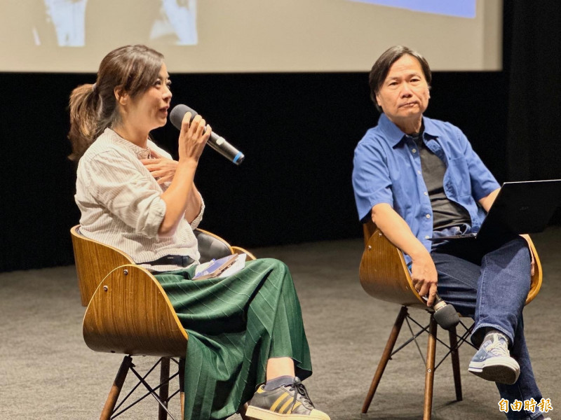 策展人卓男（左）與香港資深影評人登徒一同分享銀河印象的創業軌跡。（記者許世穎攝）