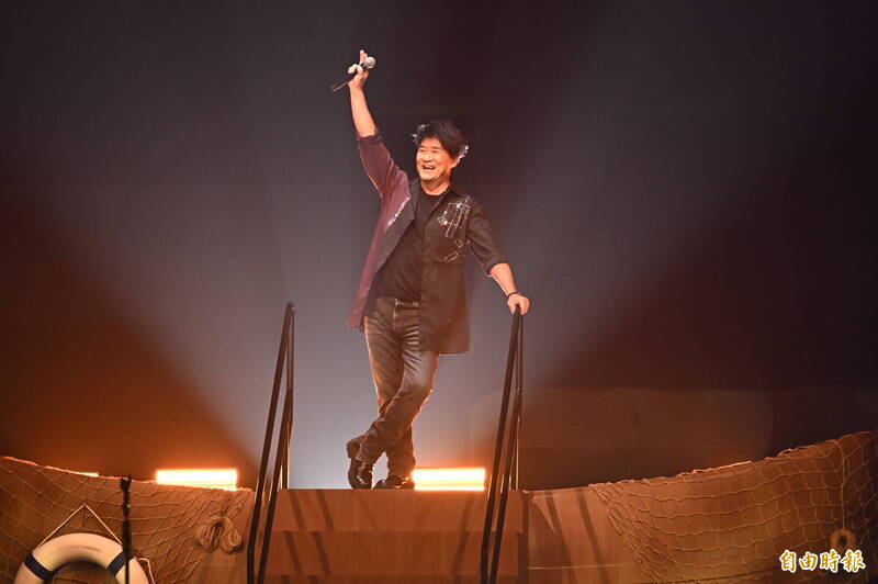周華健今（20日）晚第六度站上台北小巨蛋舉辦「周華健少年的奇幻之旅3.0巡迴演唱會」。（記者胡舜翔攝）