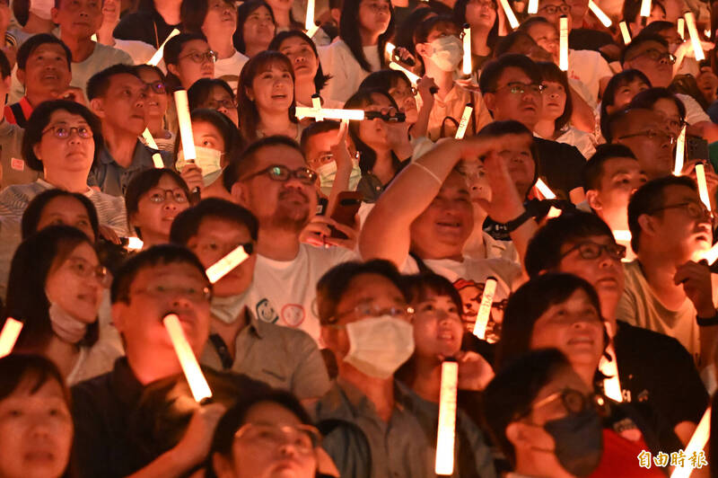 周華健演唱會前5分鐘音響出問題，粉絲比出打叉手勢。（記者胡舜翔攝）