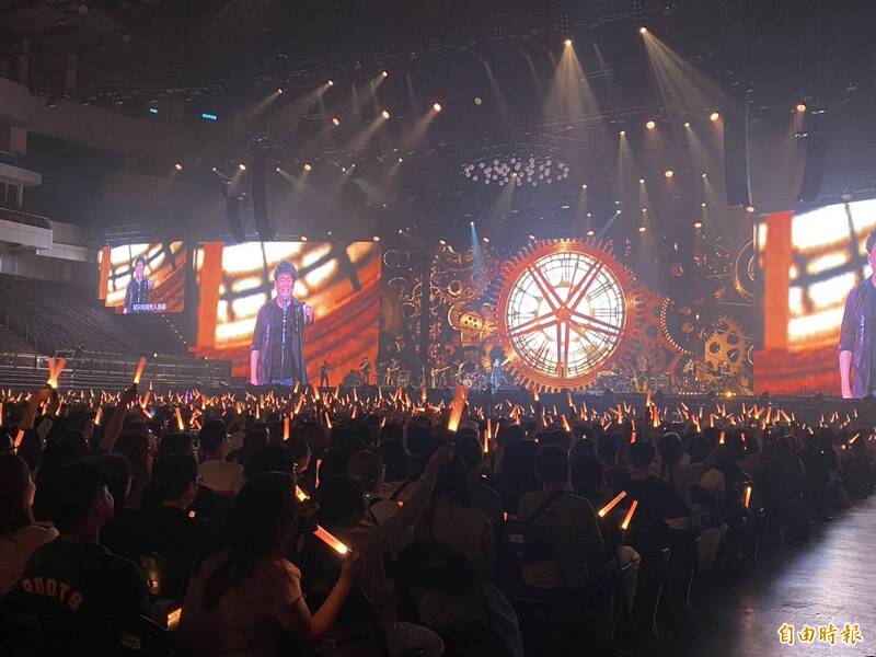 周華健演唱會前5分鐘音響出問題，粉絲比出打叉手勢。（記者陳慧玲攝）