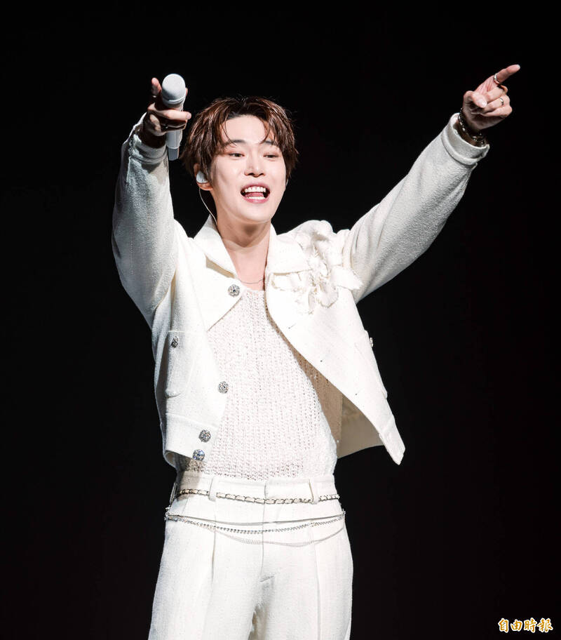 道英高舉雙手，要二樓粉絲大聲唱。（記者王文麟攝）