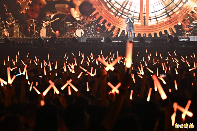 周華健演唱會前5分鐘音響出問題，粉絲比出打叉手勢。（記者胡舜翔攝）