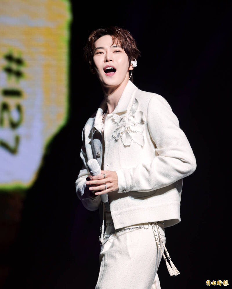 道英歌聲溫暖現場4500名歌迷。（記者王文麟攝）