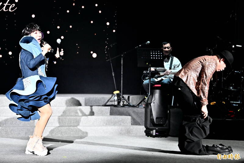 周思潔唱一半黑衣人衝上台脫褲 身份曝光是大咖天王