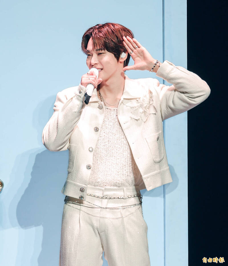 道英左手放在耳朵旁邊，要粉絲大聲唱到穿透他的耳朵。（記者王文麟攝）