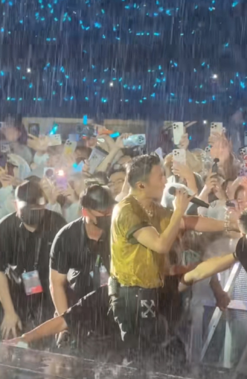 不輸台灣人!謝霆鋒暴雨中開唱祭出諧音梗被讚爆