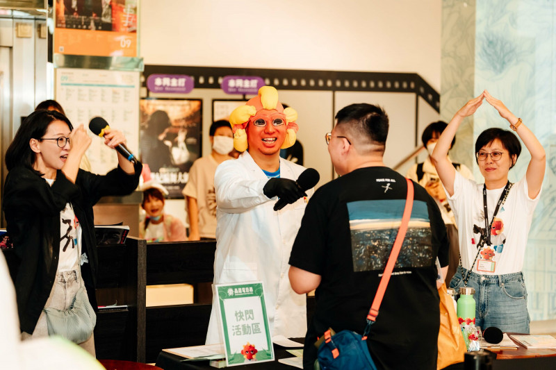 UG（中）化身火球醫生與影迷玩遊戲。（高雄電影節提供）