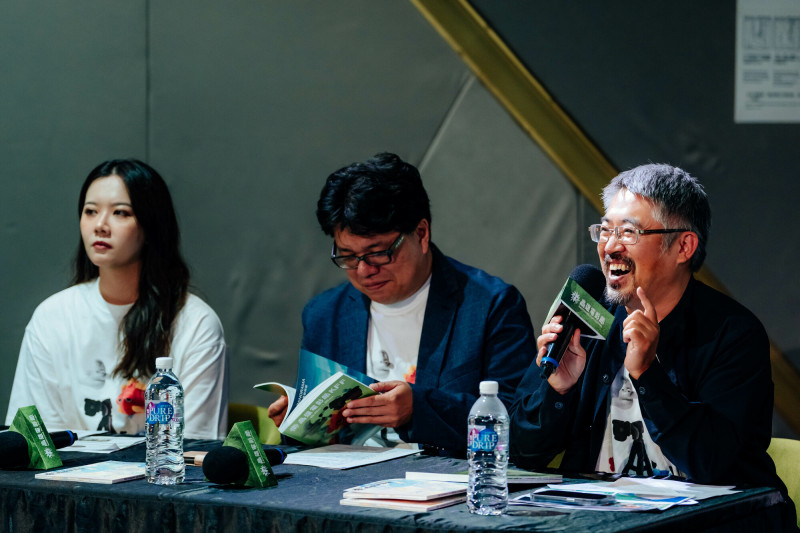 2025高雄電影節節目專員陳奕婷（左起）、節目總監鄭秉泓、影展總監黃晧傑。（高雄電影節提供）