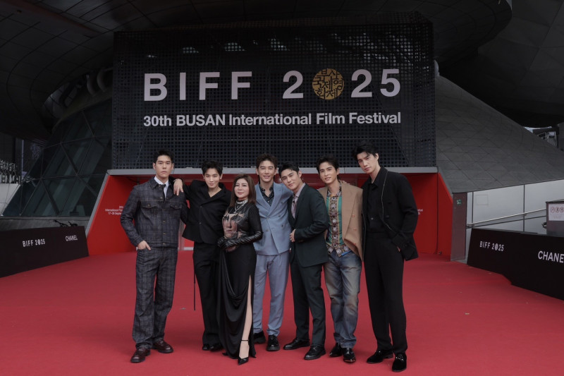 《男公館》主演周予天（左起）、吳思賢、王彩樺、張立昂、陳奕、石知田、羅宏正齊聚釜山國際影展紅毯亮相。（達騰娛樂提供）