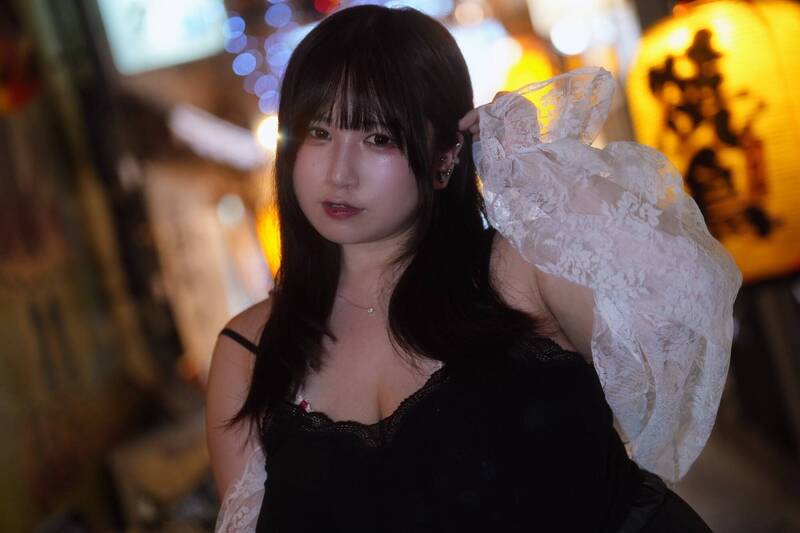 水澤未久因為胸部太大國中必須纏胸上學。（翻攝自X）