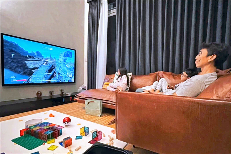 隋棠夫妻2020年入手大直豪宅，圖為隋棠老公Tony在家享受親子生活。（翻攝自臉書）