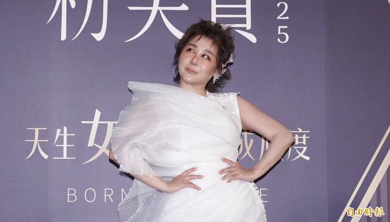 藍心湄出席粉美賞頒獎典禮，分享許瑋甯與邱澤的家庭趣事。（記者潘少棠攝）