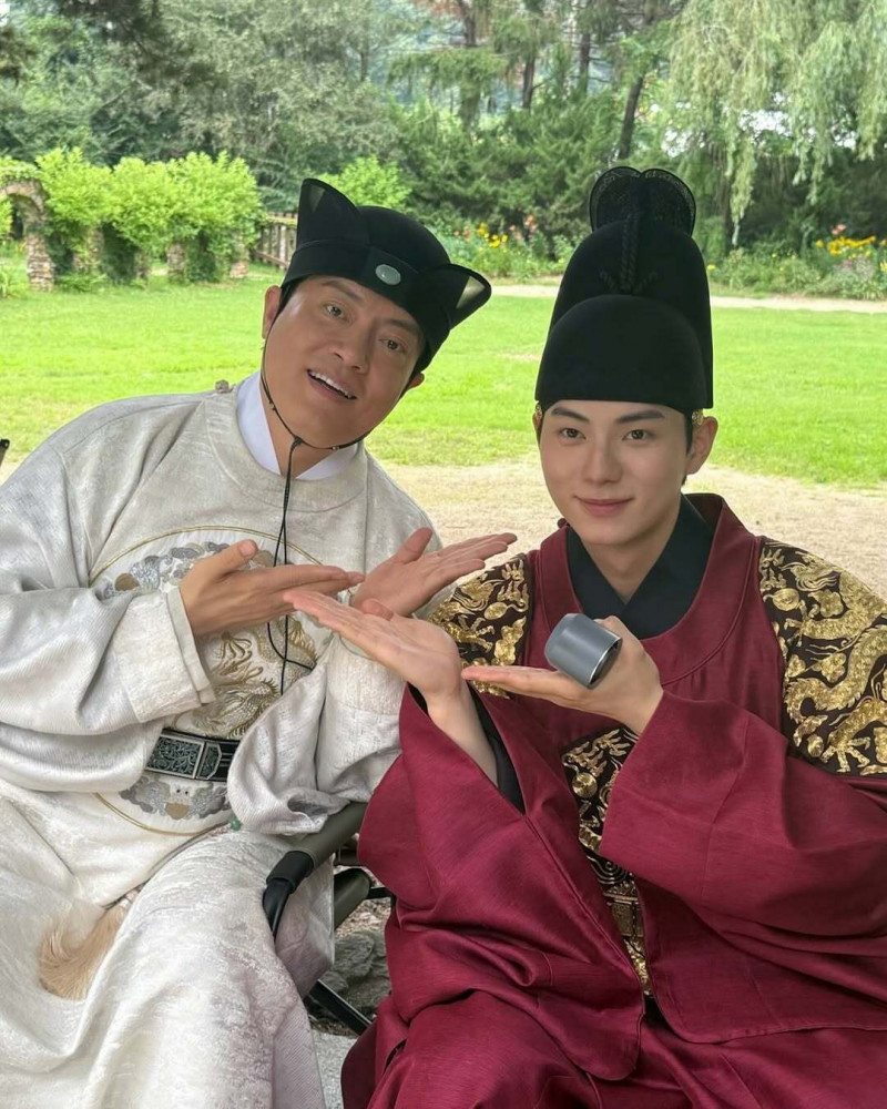 于坤（左）扮演者金亨默和「暴君」李彩玟戲外開心合照。（翻攝自IG）