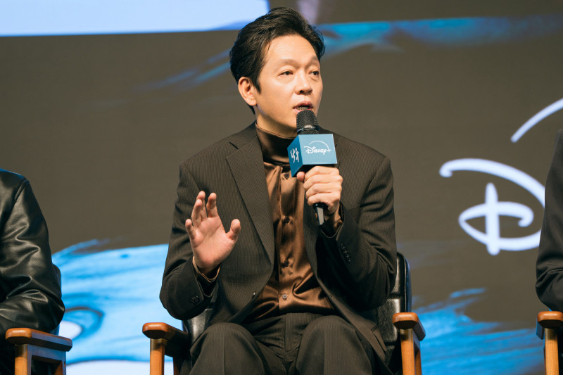 朴智煥透露戲服很髒，累了隨時都能直接躺下。（Disney+提供）