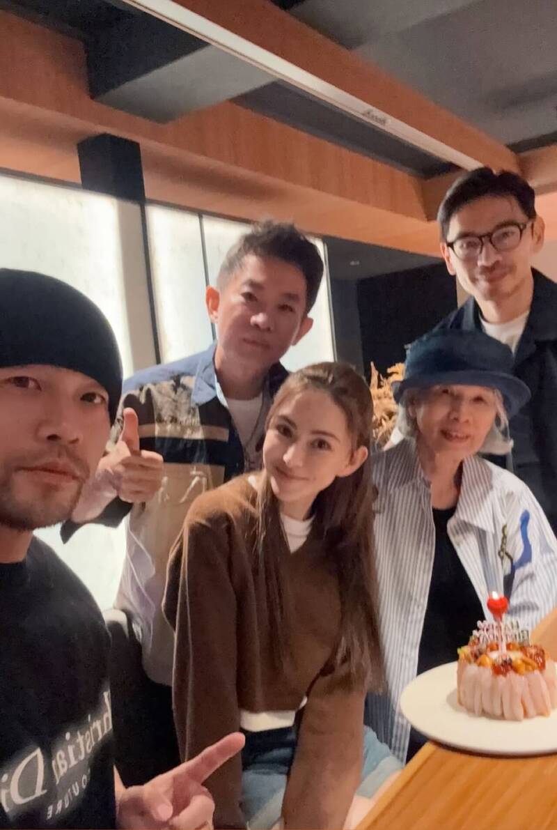 周杰倫（前排左起）、昆凌與周媽媽感情好。（翻攝自IG）