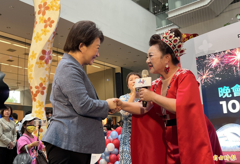 白冰冰幽默爆料 很多網友都說她長得像盧秀燕