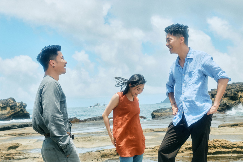 鄭宜農（中）與陳冠瑋（右）、徐挺芳演出舞台劇《後生》。（人力飛行劇團提供）