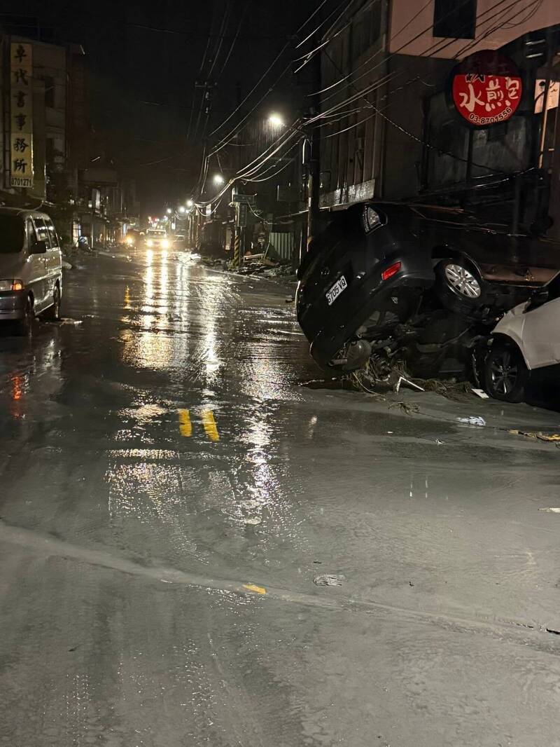 花蓮光復馬太鞍溪上游堰塞湖昨（23）日下午溢堤，截至今晨已奪走14條人命。（翻攝自花蓮議長張峻臉書）