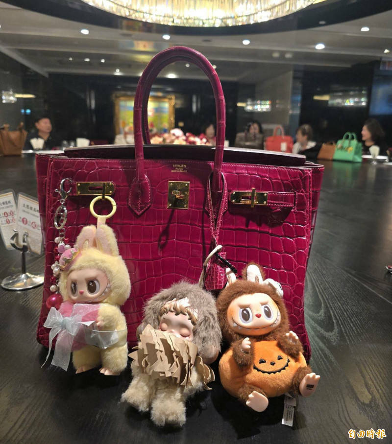 貴婦名媛辦潮玩聚，拉布布Labubu、哭娃Crybaby、熊喵Skullpanda變成了主角。（記者胡如虹攝）