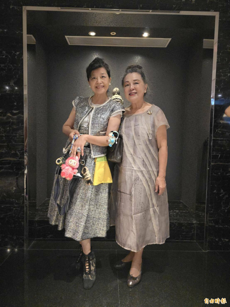 瑞軒國際的董娘林守貞（左）和貴婦友人Lisa對潮玩各有所好。（記者胡如虹攝）