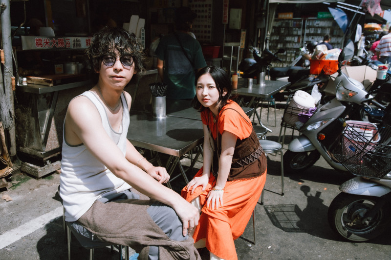 Hakubi在嘉義小吃店拍攝，旁邊還有機車，完全就是台灣街頭。（波麗佳音提供）