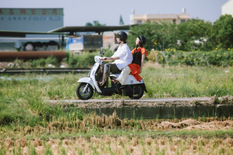 Hakubi騎著機車頗有台灣味。（波麗佳音提供）