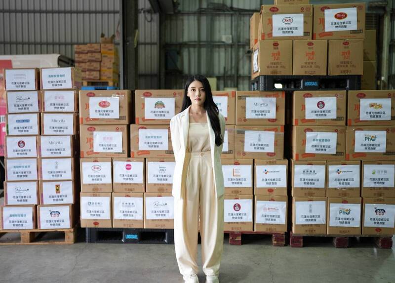 最辣營養師攜手20多個品牌獻愛心挺花蓮，將百箱物資送進災區第一線。（白袍聯盟提供）