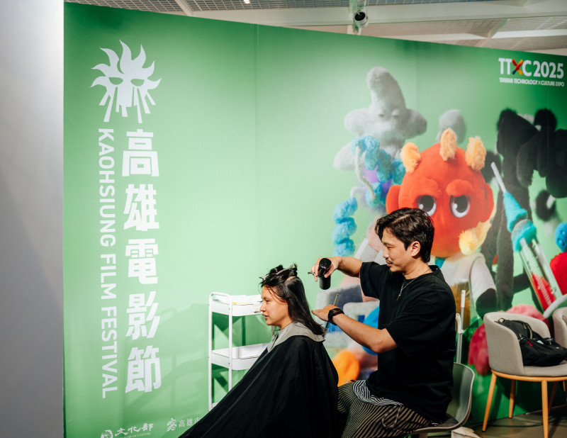 「內惟理髮廳」為觀眾理髮。（高雄電影節提供）